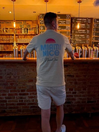 Mann im Miami-Nice-Shirt an der Theke einer Bar