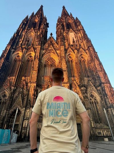 Miami-Nice-Shirt vor dem Kölner Dom im Abendlicht