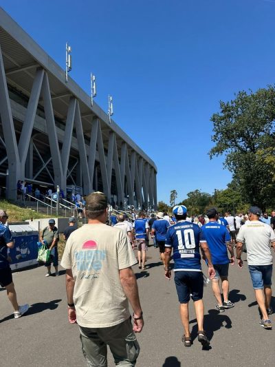 Fan im Miami-Nice-Shirt auf dem Weg ins Fußballstadion