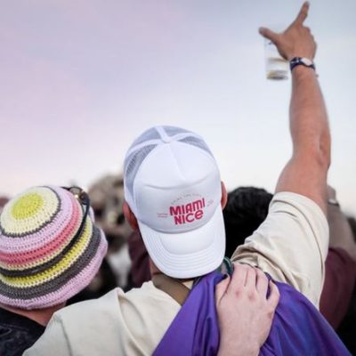 Festivalpublikum von hinten, einer mit weißer Miami-Nice-Cap